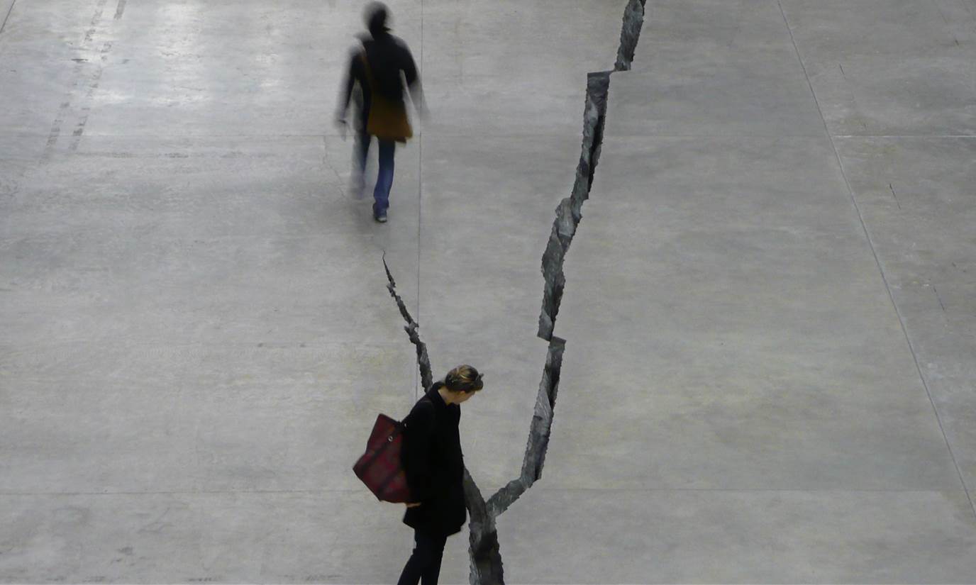 Shibboleth. Doris Salcedo, 2007. Tate Modern